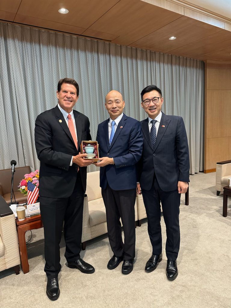 Chairman Krach with Legislative Yuan President Han Kuo-yu and LY Member Johnny Chiang